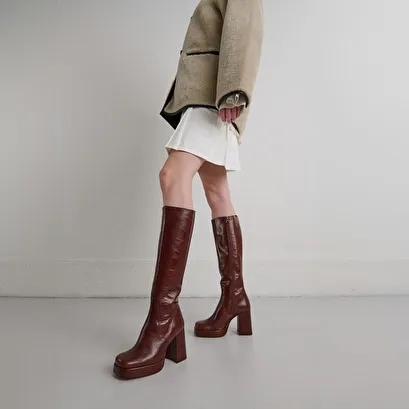 Boots with heels and square toes in brown distressed leather