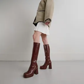 Boots with heels and square toes in brown distressed leather