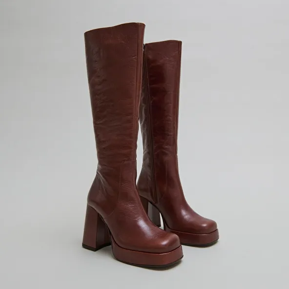 Boots with heels and square toes in brown distressed leather