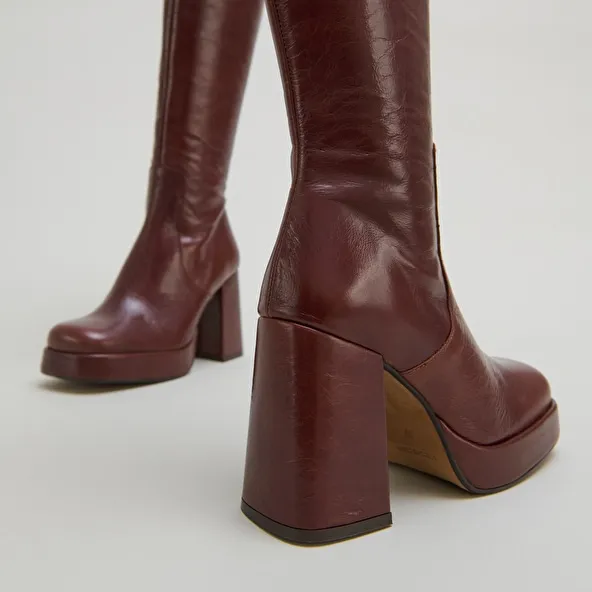 Boots with heels and square toes in brown distressed leather