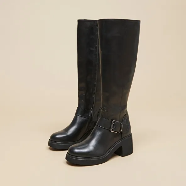 Boots with thick soles and side buckles in black leather