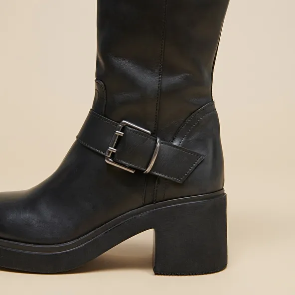 Boots with thick soles and side buckles in black leather