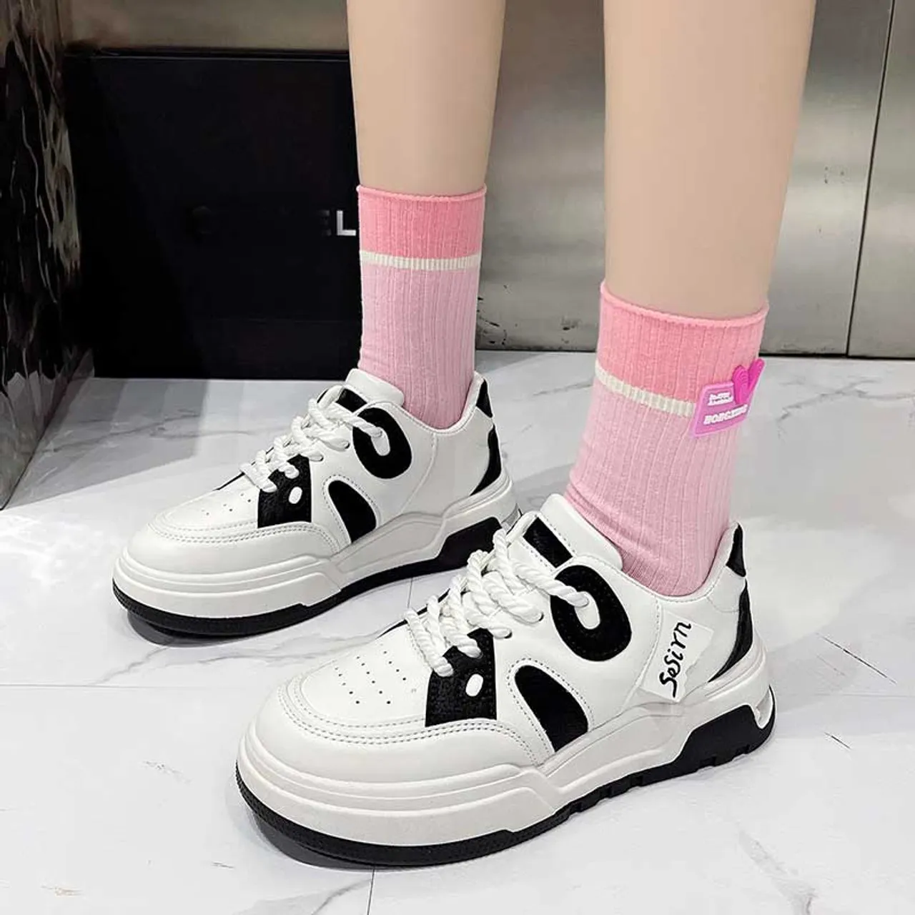 White black label tab casual shoe sneaker