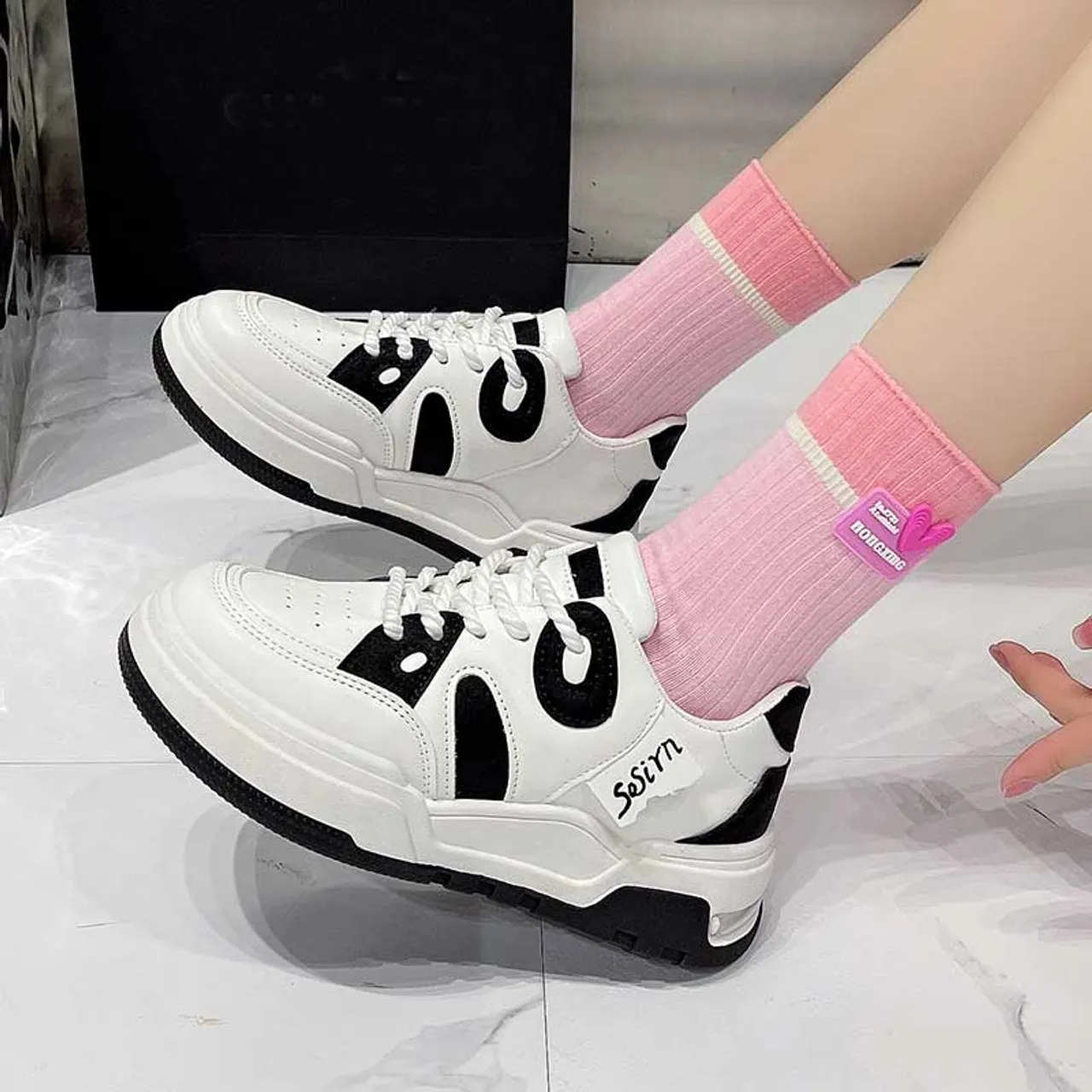 White black label tab casual shoe sneaker